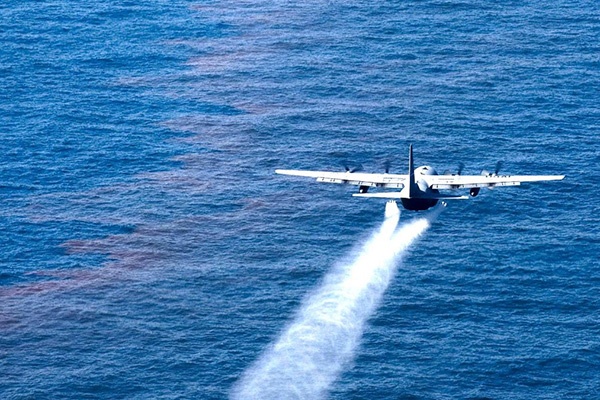 airplane spraying dispersants