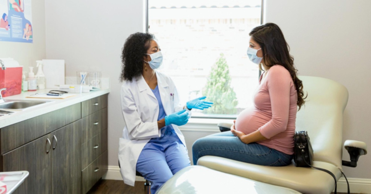 doctor and pregnant patient talking