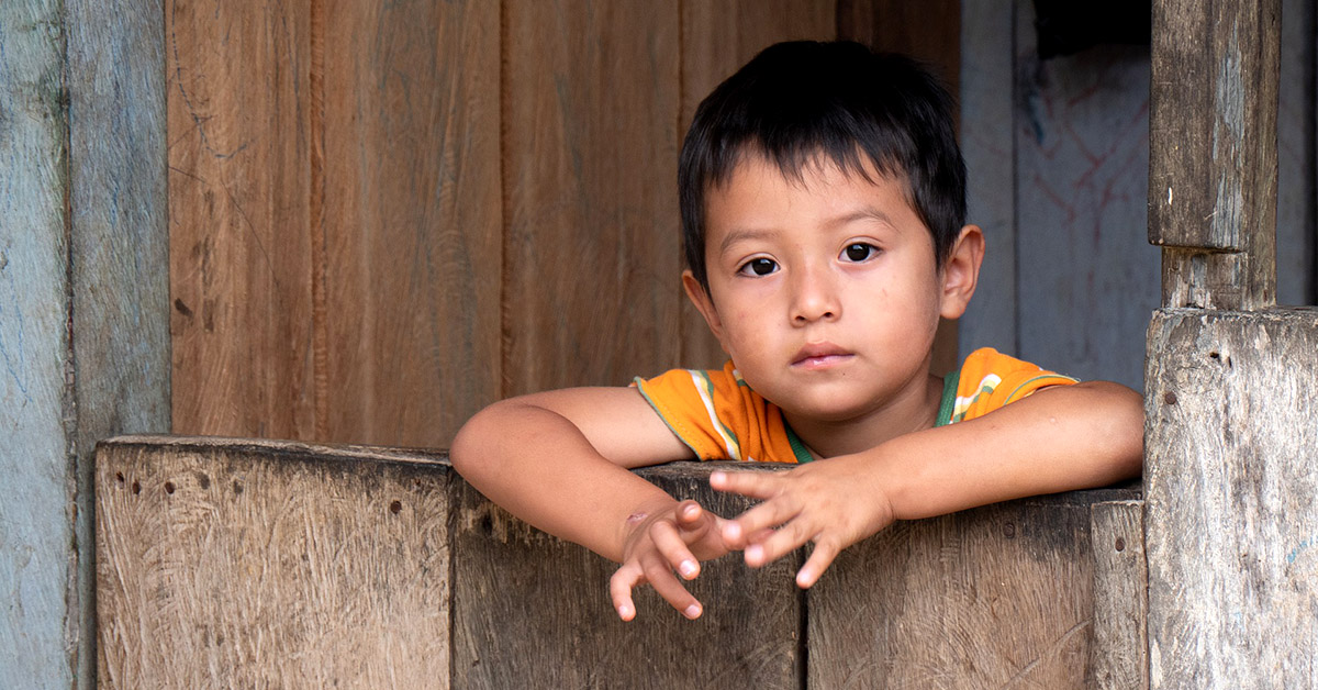 An Ecaudoran boy looking over a gate.