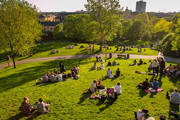hp-small-feature-green-spaces people in a park
